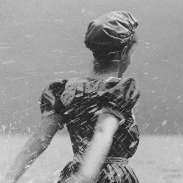 Vrouw op het strand, spetterend water.